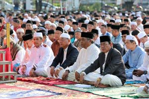 HM Wardan Sholat Ied di Lapangan Gajah Mada 
